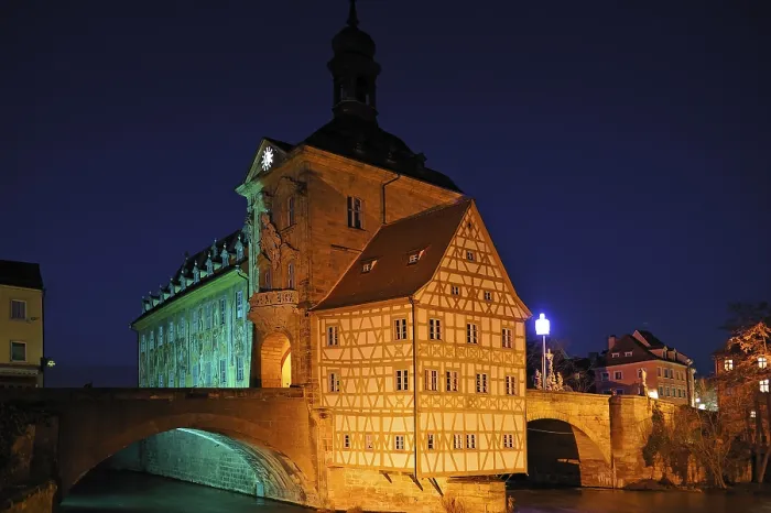 Gerahmter Druck : Altstadtamt in der Abendbeleuchtung. Gerahmter Druck : Altstadtamt in der Abendbeleuchtung.
