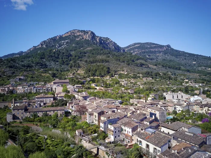 Gerahmter Druck : Altstadt, Sóller, Berge im Hintergrund. Gerahmter Druck : Altstadt, Sóller, Berge im Hintergrund.