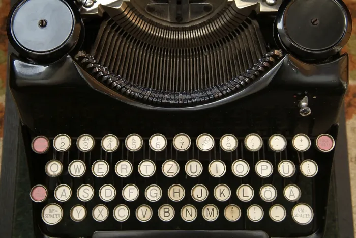 Gerahmter Druck : Alte Schreibmaschine. Gerahmter Druck : Alte Schreibmaschine.