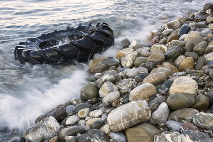Gerahmter Druck : Altreifen strandet am Strand. Gerahmter Druck : Altreifen strandet am Strand.