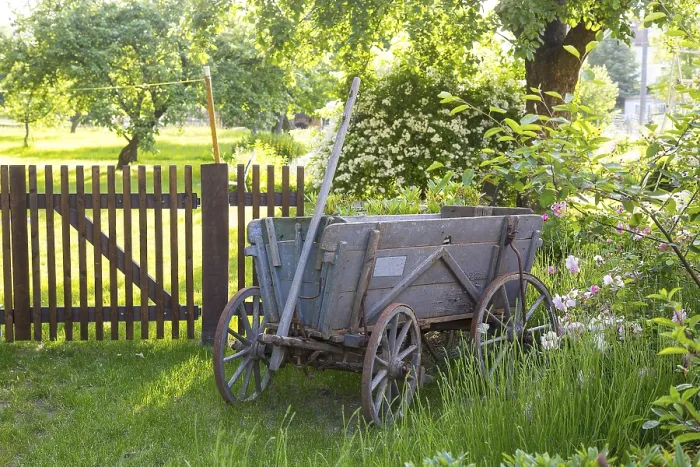 Gerahmter Druck : Altes Wagen vor einem Gartenzaun. Gerahmter Druck : Altes Wagen vor einem Gartenzaun.