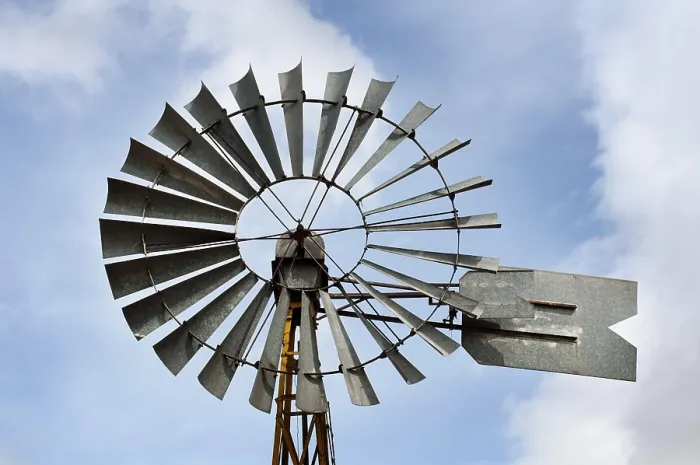 Gerahmter Druck : Alte Windmühle über blauen Himmel. Gerahmter Druck : Alte Windmühle über blauen Himmel.
