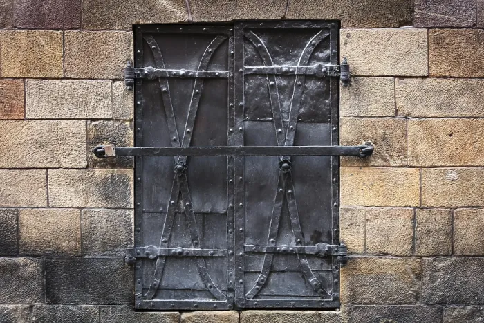 Gerahmter Druck : Das alte Fenster schloss sich mit Eisenläden. Gerahmter Druck : Das alte Fenster schloss sich mit Eisenläden.