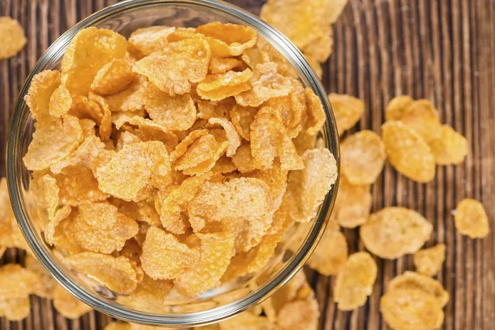 Gerahmter Druck : Altes Holztisch mit einer Portion Cornflakes. Gerahmter Druck : Altes Holztisch mit einer Portion Cornflakes.