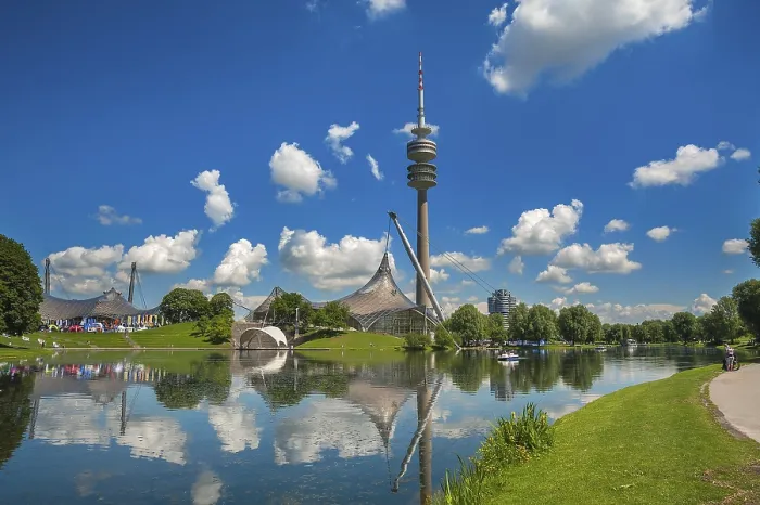 Gerahmter Druck : Olympiapark mit Olympiaturm Gerahmter Druck : Olympiapark mit Olympiaturm