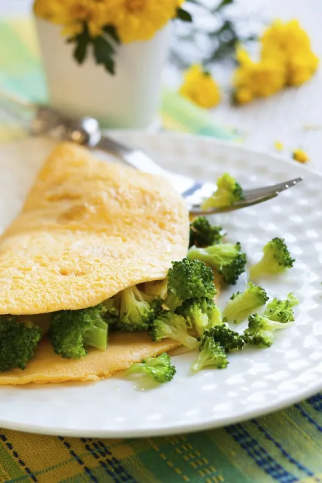 Gerahmter Druck : Eiernacke mit Brokkoli auf dem Teller.