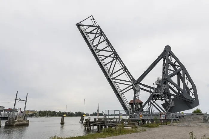 Gerahmter Druck : Einarmiger Klappbrücke, die sogenannte Deutsche Brücke. Gerahmter Druck : Einarmiger Klappbrücke, die sogenannte Deutsche Brücke.