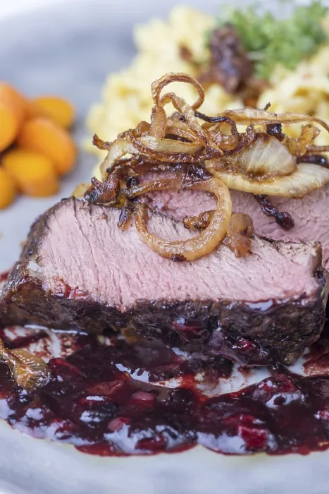 Gerahmter Druck : Zwiebelrosti mit Spätzle. Gerahmter Druck : Zwiebelrosti mit Spätzle.