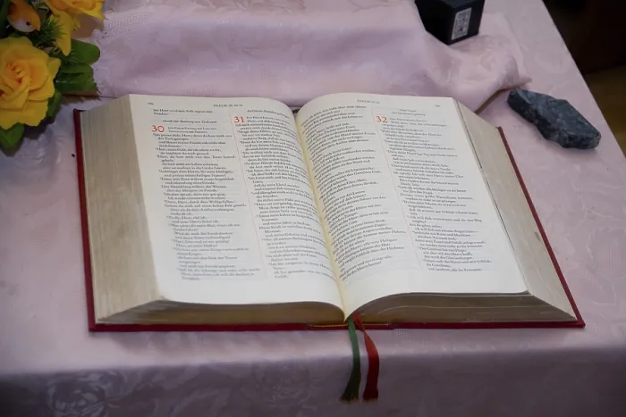 Gerahmter Druck : Offenes Bibelbuch auf einem Altar. Gerahmter Druck : Offenes Bibelbuch auf einem Altar.