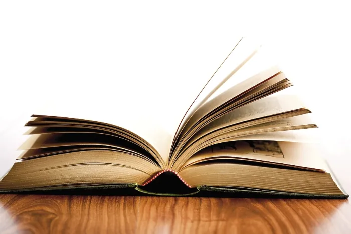 Gerahmter Druck : Ein geöffnetes Buch Gerahmter Druck : Ein geöffnetes Buch