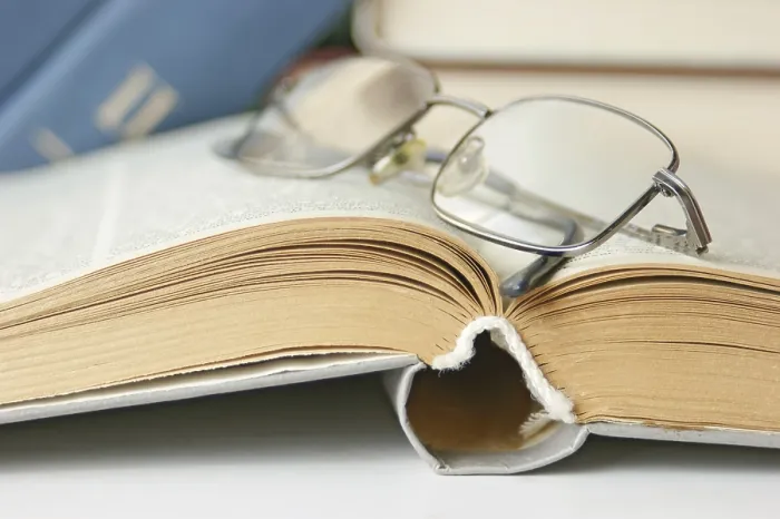 Gerahmter Druck : Offenes Buch und Brille. Gerahmter Druck : Offenes Buch und Brille.