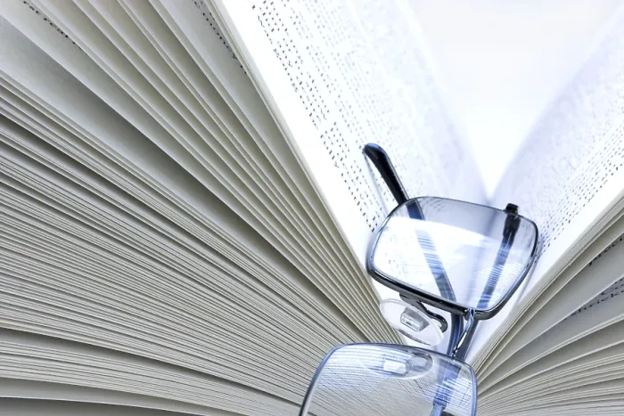 Gerahmter Druck : Offenes Buch isoliert auf weißem Hintergrund. Gerahmter Druck : Offenes Buch isoliert auf weißem Hintergrund.