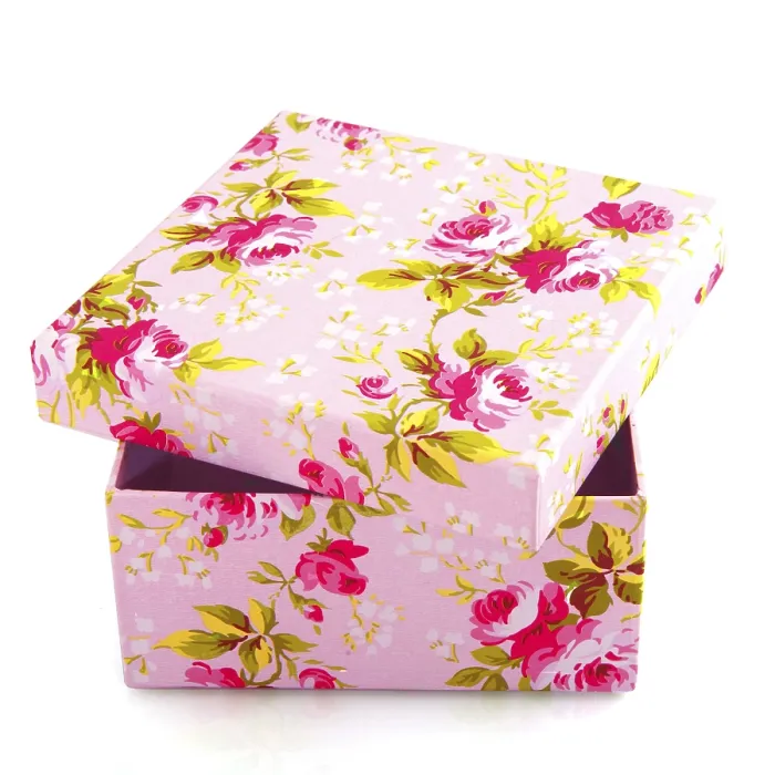 Gerahmter Druck : Offene Schachtel mit rosa Rosen als Geschenk. Gerahmter Druck : Offene Schachtel mit rosa Rosen als Geschenk.