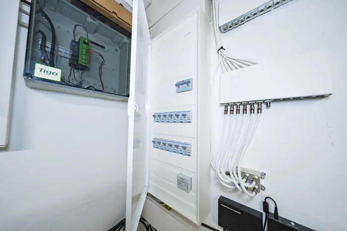 Gerahmter Druck : Öffentlicher elektrischer Verteiler in hellen technischen Raum. Gerahmter Druck : Öffentlicher elektrischer Verteiler in hellen technischen Raum.