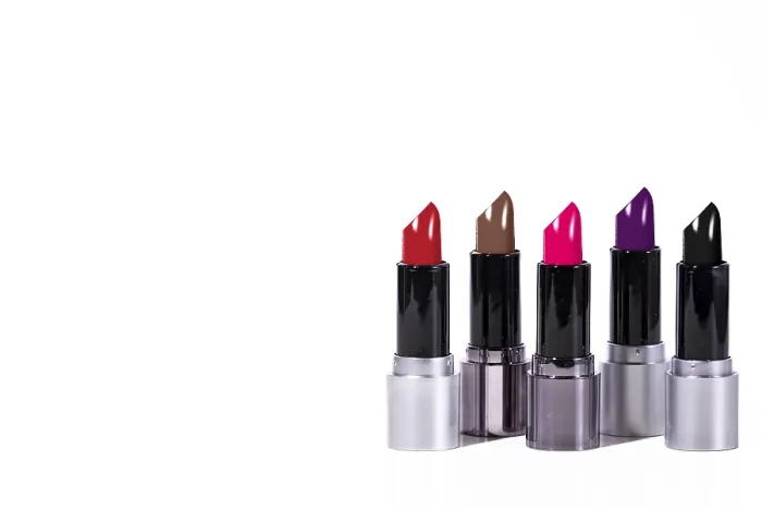 Gerahmter Druck : Offene Lipstifte, verschiedene Farben. Gerahmter Druck : Offene Lipstifte, verschiedene Farben.