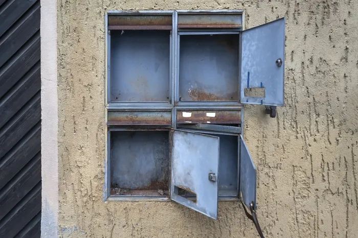 Gerahmter Druck : Offene Postfächer an einem leeren Haus. Gerahmter Druck : Offene Postfächer an einem leeren Haus.