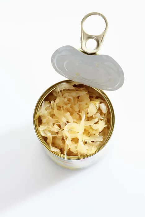 Gerahmter Druck : Öffne Dose Sauerkraut. Gerahmter Druck : Öffne Dose Sauerkraut.