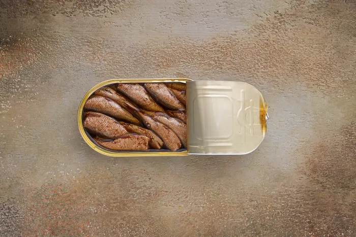 Gerahmter Druck : Offene Dose mit Sardinen, Vorspeise. Gerahmter Druck : Offene Dose mit Sardinen, Vorspeise.