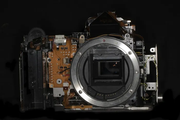 Gerahmter Druck : Das Gehäuse einer Canon EOS 30D wurde geöffnet. Gerahmter Druck : Das Gehäuse einer Canon EOS 30D wurde geöffnet.