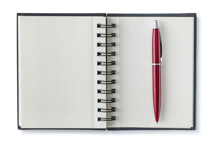 Gerahmter Druck : Mit Notepad geöffnet. Mit roter Kugelschreibe isoliert. Gerahmter Druck : Mit Notepad geöffnet. Mit roter Kugelschreibe isoliert.