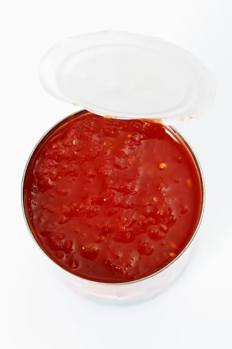 Gerahmter Druck : Offenes Blech mit gehackten Tomaten, von oben. Gerahmter Druck : Offenes Blech mit gehackten Tomaten, von oben.