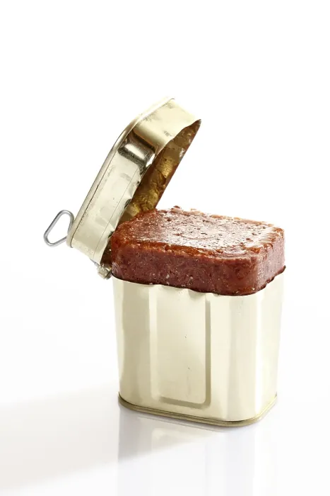Gerahmter Druck : Ein geöffneter Dose Corned Beef mit einem Öffner. Gerahmter Druck : Ein geöffneter Dose Corned Beef mit einem Öffner.