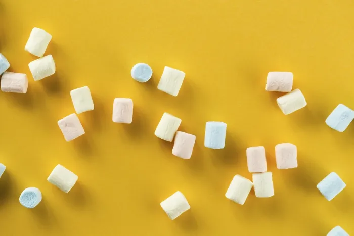 Gerahmter Druck : Orangefarbener Hintergrund mit farbenfrohen Marshmallows. Gerahmter Druck : Orangefarbener Hintergrund mit farbenfrohen Marshmallows.