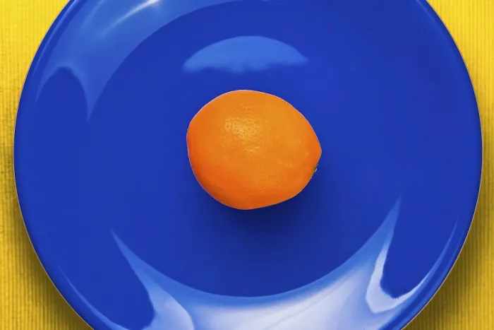 Gerahmter Druck : Orange auf blauer Schale. Gerahmter Druck : Orange auf blauer Schale.