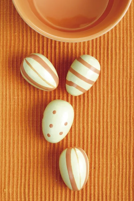 Gerahmter Druck : Orangenschale mit Ostereiern Gerahmter Druck : Orangenschale mit Ostereiern