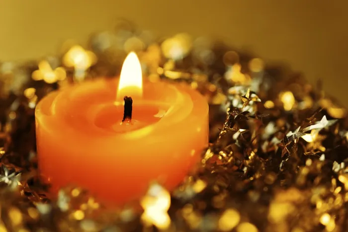 Gerahmter Druck : Orangenes brennendes Kerzenlicht Gerahmter Druck : Orangenes brennendes Kerzenlicht