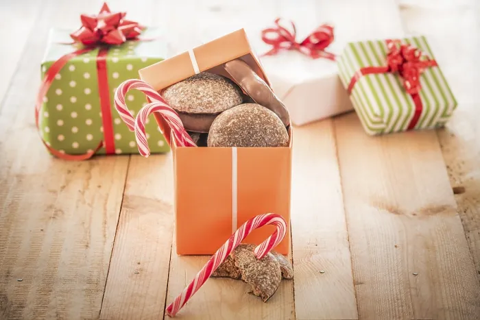 Gerahmter Druck : Orangefarbene Geschenkbox voller Süßigkeiten. Gerahmter Druck : Orangefarbene Geschenkbox voller Süßigkeiten.