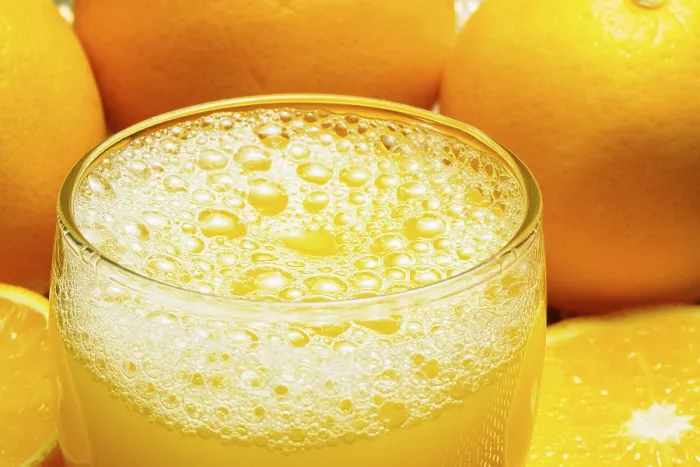 Gerahmter Druck : Orangensaft in einem Glas Gerahmter Druck : Orangensaft in einem Glas