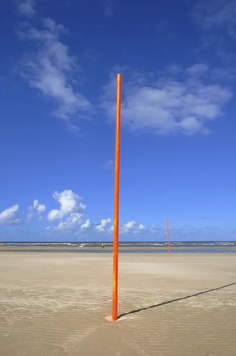 Gerahmter Druck : Orangen-rote Markierungspfeiler am Strand. Gerahmter Druck : Orangen-rote Markierungspfeiler am Strand.
