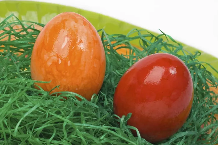 Gerahmter Druck : Orangefarben und rot bemalte Osterei. Gerahmter Druck : Orangefarben und rot bemalte Osterei.
