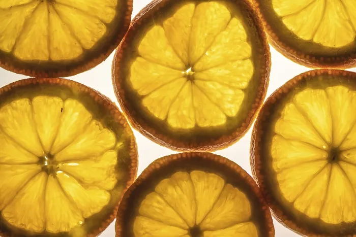 Gerahmter Druck : Orangen in Scheiben, Frucht, weißer Hintergrund.