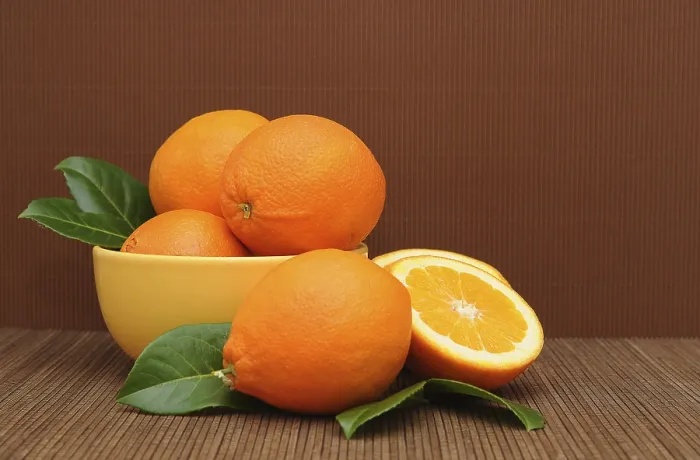 Gerahmter Druck : Orangen in einem Teller. Gerahmter Druck : Orangen in einem Teller.