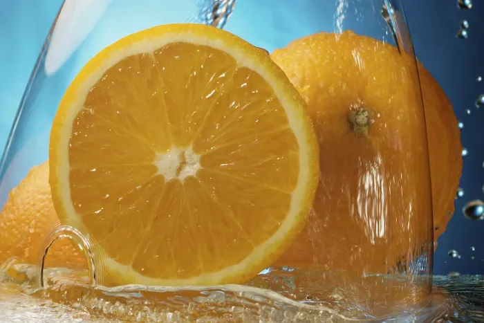 Gerahmter Druck : Apfelsinen unter Wasser. Gerahmter Druck : Apfelsinen unter Wasser.
