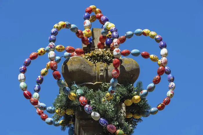Gerahmter Druck : Osterkrone, Krone aus farbenfrohen Ostereiern.