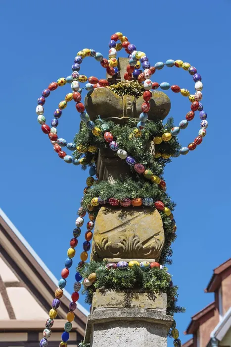 Gerahmter Druck : Osterkrone, Krone aus farbenfrohen Ostereiern. Gerahmter Druck : Osterkrone, Krone aus farbenfrohen Ostereiern.