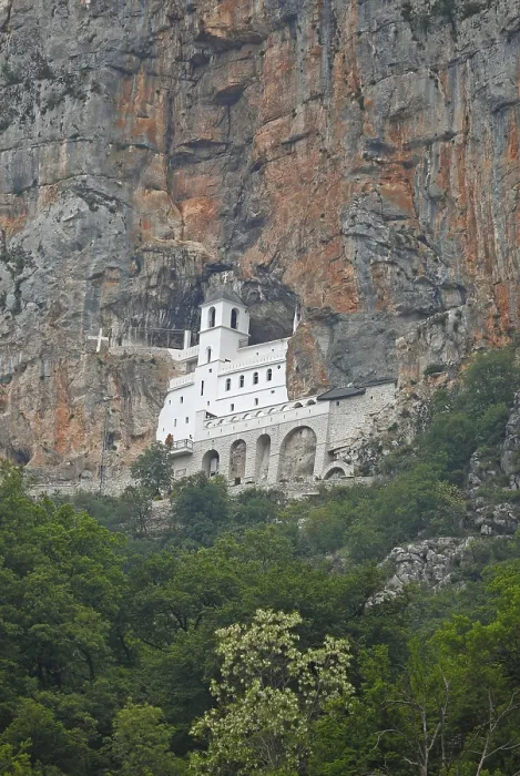 Gerahmter Druck : Ostrog-Kloster in den Felsen. Gerahmter Druck : Ostrog-Kloster in den Felsen.