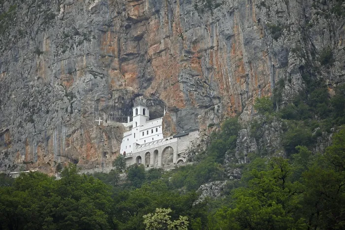 Gerahmter Druck : Ostrog-Kloster in den Felsen. Gerahmter Druck : Ostrog-Kloster in den Felsen.