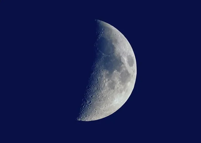 Gerahmter Druck : Erster Viertelmond mit Teleskop gesehen wird