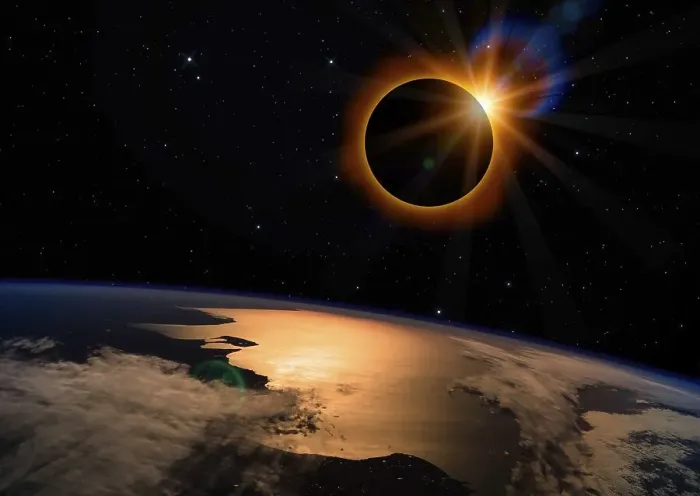Gerahmter Druck : Sonnenfinsternis mit orangefarbenem Schein über der Erde Gerahmter Druck : Sonnenfinsternis mit orangefarbenem Schein über der Erde