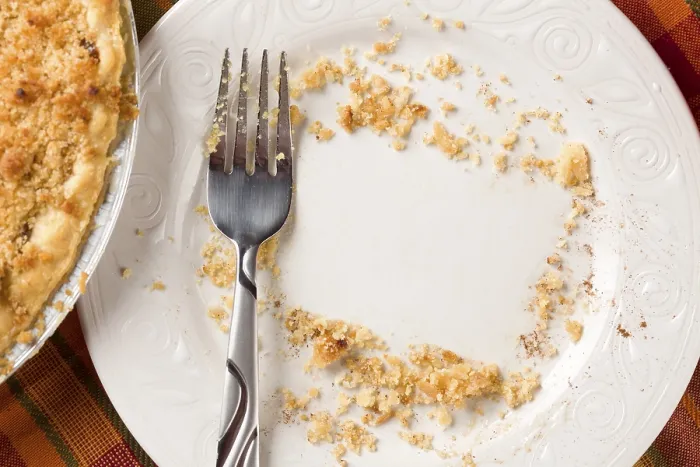 Gerahmter Druck : Über dem Bild einer Torte, leerer Teller mit verbleibenden Krümeln in den geräumten rechteckigen Kopierraum und Gabel. Gerahmter Druck : Über dem Bild einer Torte, leerer Teller mit verbleibenden Krümeln in den geräumten rechteckigen Kopierraum und Gabel.