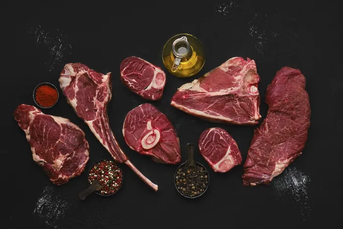 Gerahmter Druck : Überkopf-Komposition mit rohem Rindfleisch. Gerahmter Druck : Überkopf-Komposition mit rohem Rindfleisch.