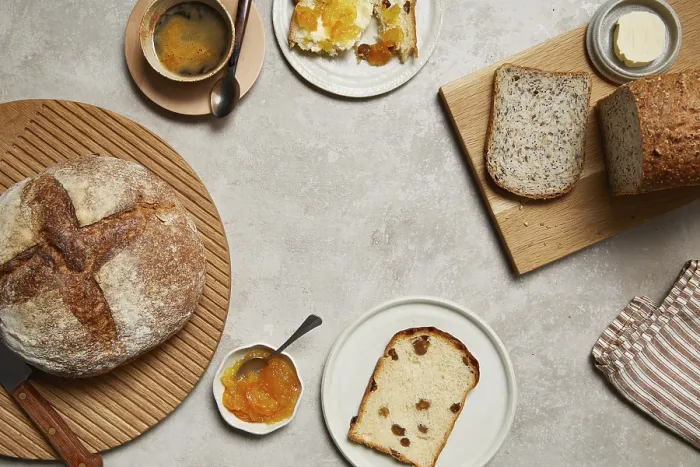 Gerahmter Druck : Überblicksansicht eines Frühstückszimmers mit rustikalem Brot. Gerahmter Druck : Überblicksansicht eines Frühstückszimmers mit rustikalem Brot.