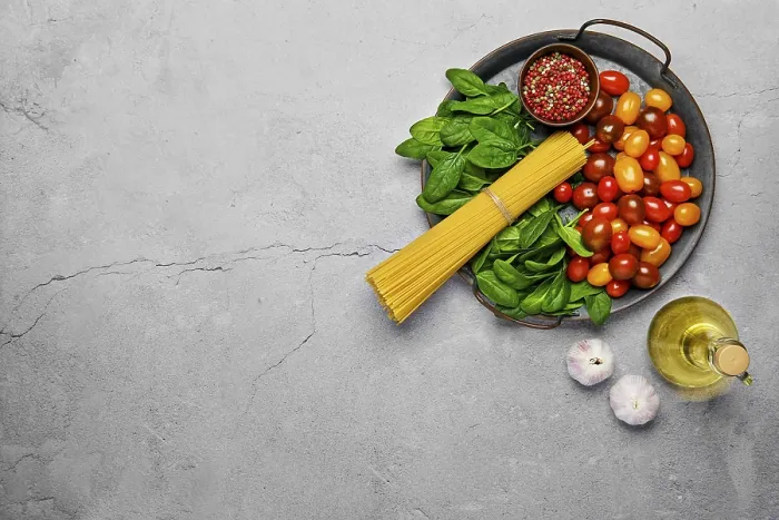 Gerahmter Druck : Überblicksansicht einer Menge roher Spaghetti mit Spinat. Gerahmter Druck : Überblicksansicht einer Menge roher Spaghetti mit Spinat.