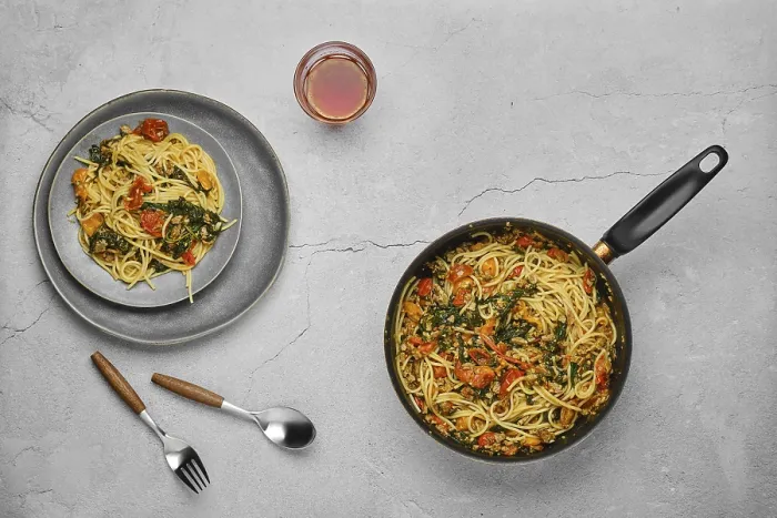 Gerahmter Druck : Überblicksansicht von Spaghetti mit Spinat. Gerahmter Druck : Überblicksansicht von Spaghetti mit Spinat.