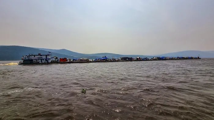 Gerahmter Druck : Überladener Flussdampfer auf dem Kongo-Fluss, DR Kongo. Gerahmter Druck : Überladener Flussdampfer auf dem Kongo-Fluss, DR Kongo.