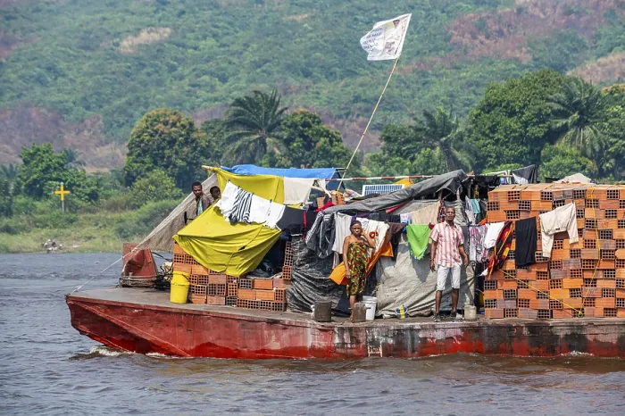 Gerahmter Druck : Überladener Flussschiff auf dem Kongo-Fluss, DR Kongo.